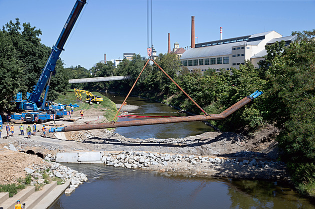 VIDEO: Obří jeřáb položil pod koryto Radbuzy 24tunovou vodovodní shybku