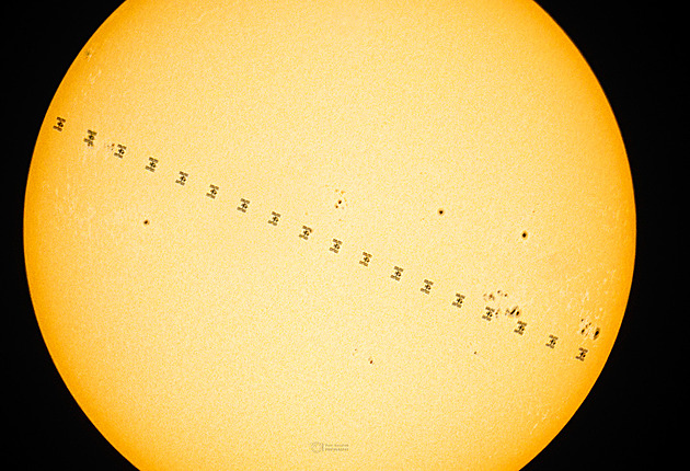 Astrofyzik na Pardubicku nafotil průlet kosmické stanice ISS před Sluncem