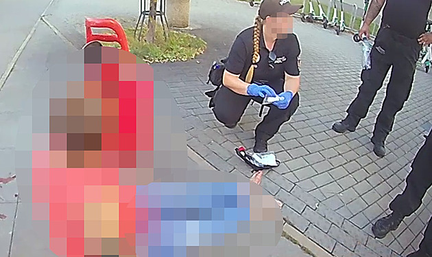 Místo poděkování nadávky. Namol opilá seniorka urážela strážníky, kteří ji ošetřovali