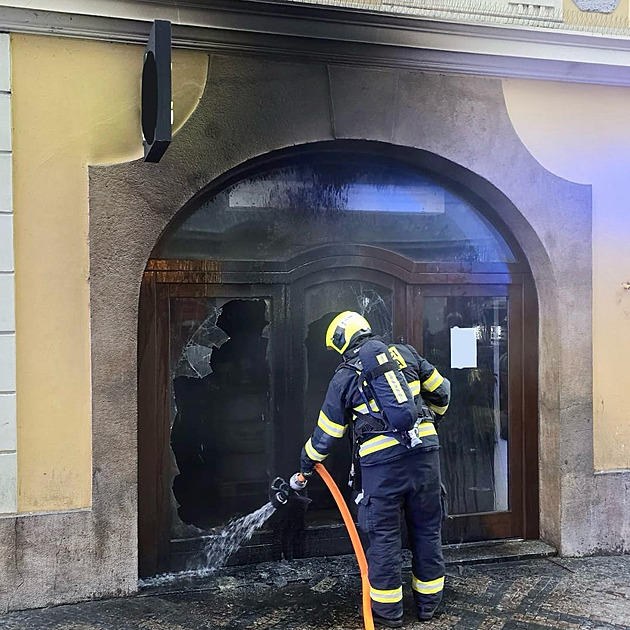 V Praze možná někdo zapaluje obchody, po dnešním požáru zadrželi podezřelého