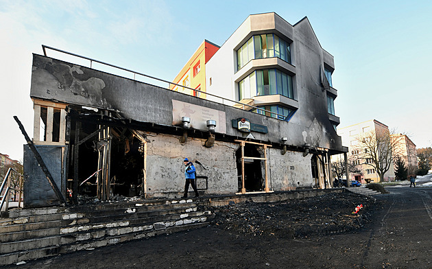 Za tragický požár mostecké restaurace se sedmi oběťmi obvinili manželský pár