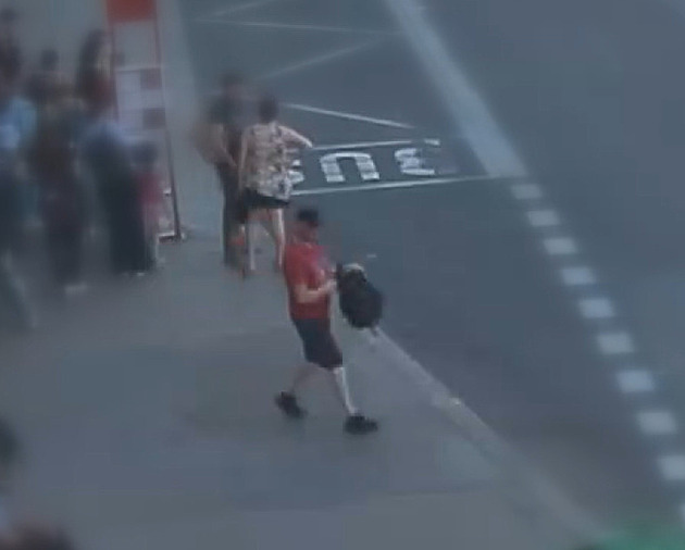 VIDEO: Útočník u metra Luka bodl muže do zad a utekl. Poznáte ho?