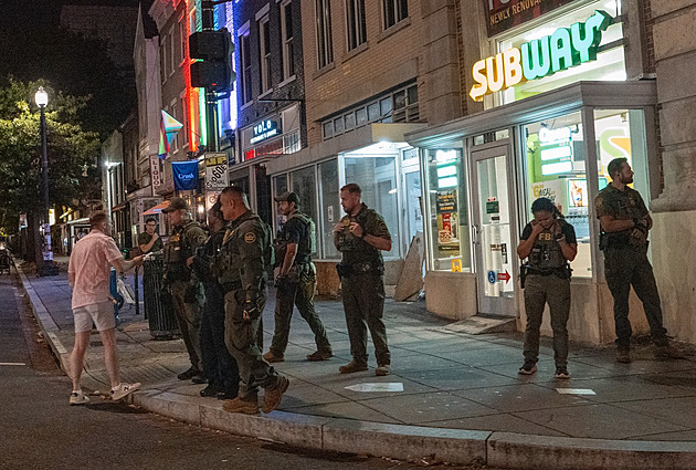 „Zas*aní fašisti!“ Muž hodil po policistovi ve Washingtonu sendvič, hrozí mu vězení