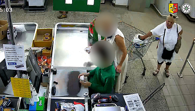 Zlodějka v bílém. Peněženku ukradenou z nákupního vozíku si schovala do výstřihu