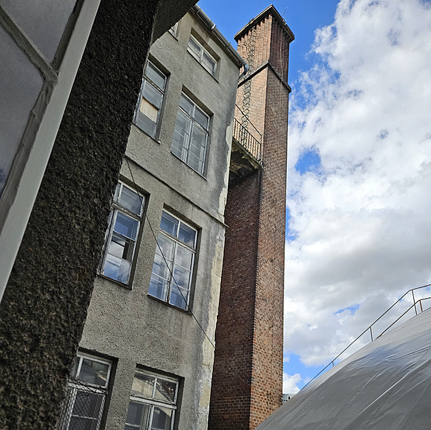 Hrozilo, že spadne na skleněnou kopuli. Začala demolice komína obchoďáku Breda