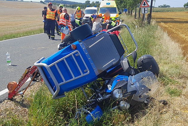 Cizinci v sajdkáře havarovali při projížďce na Rokycansku, oba jsou zranění