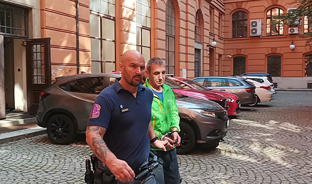 Útočil pivní lahví. Za napadení dvou bezdomovců na náměstí dostal muž 7,5 roku