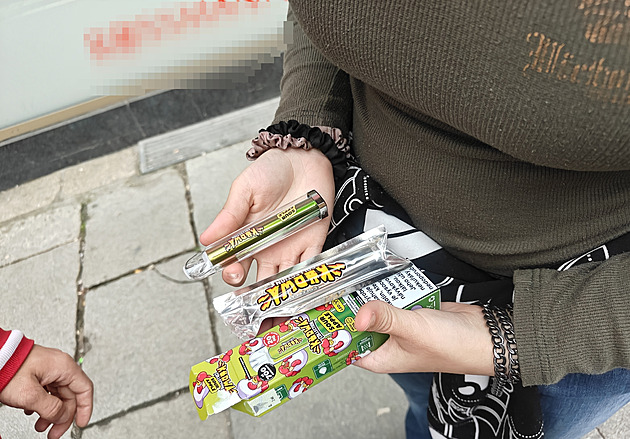 Rum už je moc, ale cigarety nezletilým prodají. Testovali jsme obchodníky